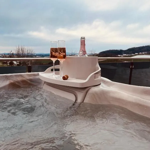 Modernes Penthouse mit Rooftop-Whirlpool, risieger Panoramaterrasse & Tischfußball für bis zu 8 Personen, khách sạn ở Waldkirchen