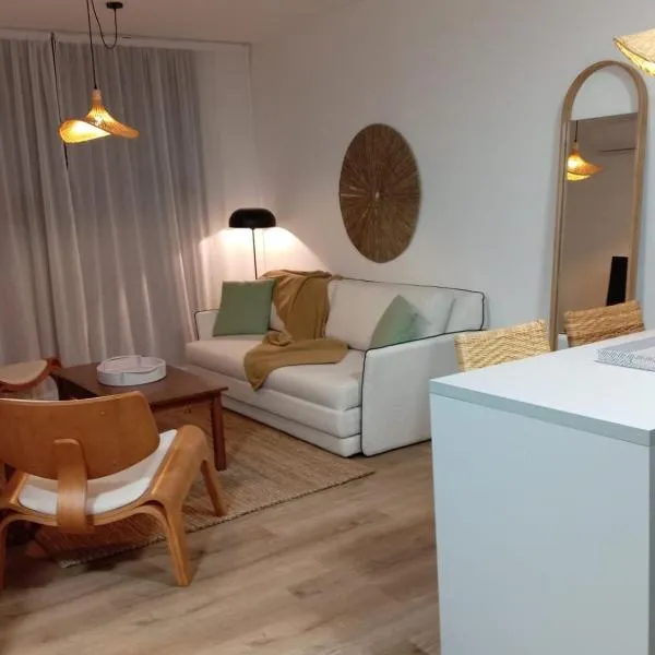 Modern apartment in Tres Cruces with amenities, hotel in Montevideo
