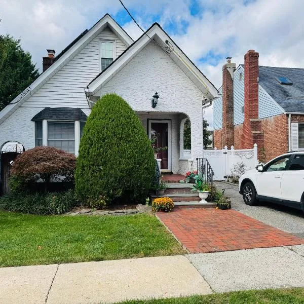 Beautiful 2 Bedroom Suite, hotel in West Hempstead