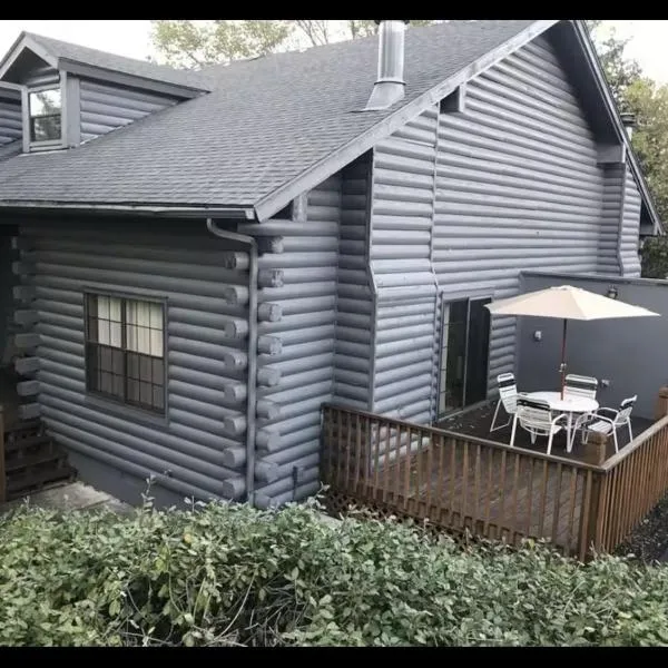 Farmhouse themed cabin!!, hotel u gradu Brenson