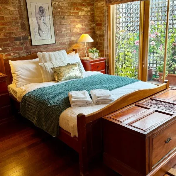 Quirky and Colourful on Foodies Favourite Lygon St – hotel w Melbourne