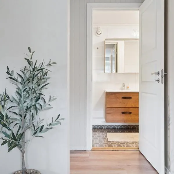 3 Beds - Near Airport - Free Parking - Central Leknes, Hotel in Leknes