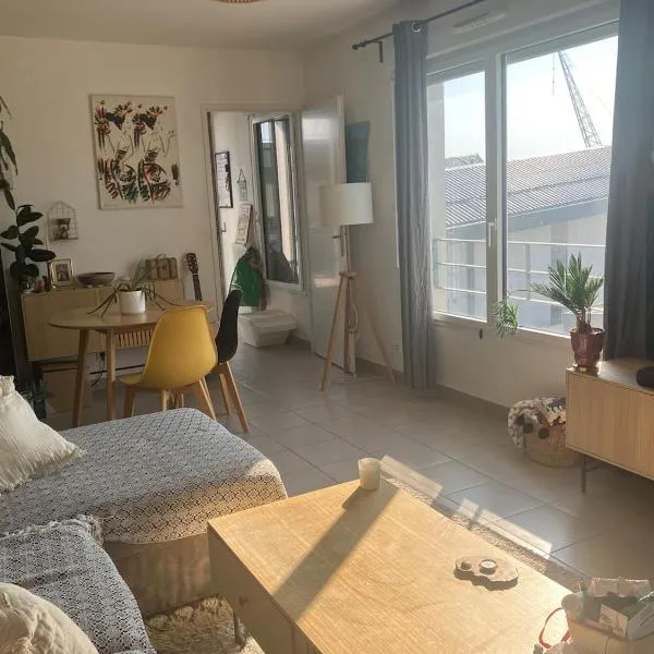 Cité du Vin 2 bedroom apartment - parking space, hotel i Bordeaux
