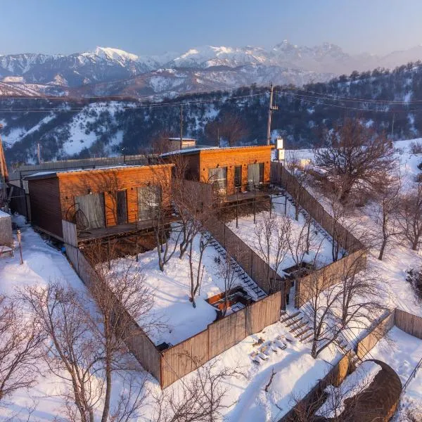 AlmaHouse Secluded Mountain Cabins، فندق في ألماتي