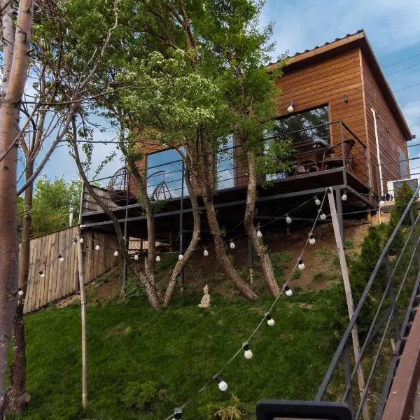 Secluded Cabins with Mountain & Sunset Views, hotel di Almaty
