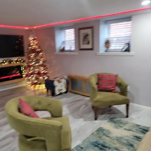 Lovely 2 bedroom Apartment with 2 Entrance and Parking with a fee، فندق في University Heights