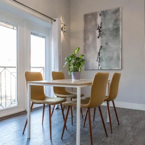 Amazing Location! - Modern 2BR Apts Right Next to Wrigley Field & Transit, ξενοδοχείο στο Σικάγο