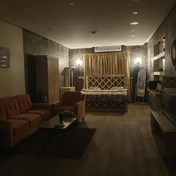 ستوديو بفناء خارجي ومدخل سيارة خاصين, hôtel à Al Hofuf