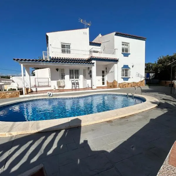 MALAGA,VILLA FAMARA,10 personas,CERCA DE LA PLAYA CON PISCINA,7 CAMAS,CAFE DE CORTESIA GRATIS, Hotel in Málaga