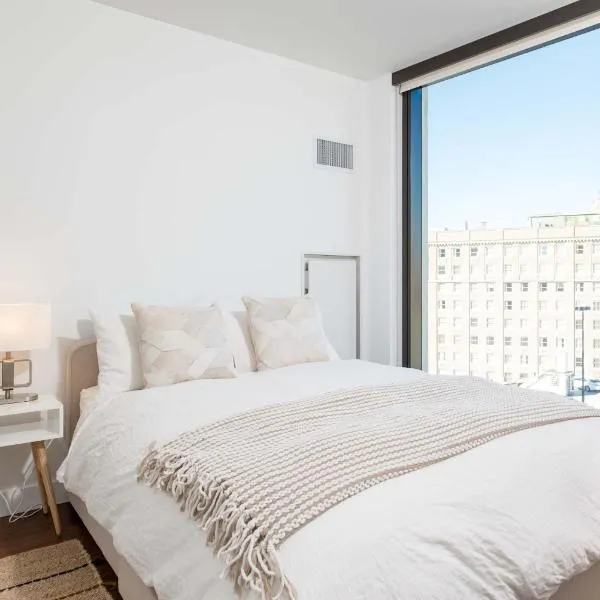 Viesnīca Upscale Penthouse with Gym Parking near MGH TUFTS Bostonā