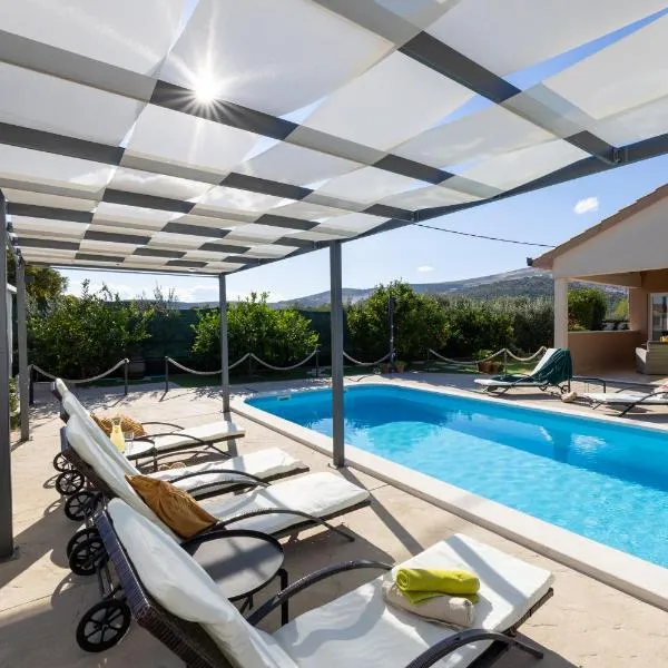 Beautiful Holiday Home "Villa Luka", hotel i Kastel Stafilic