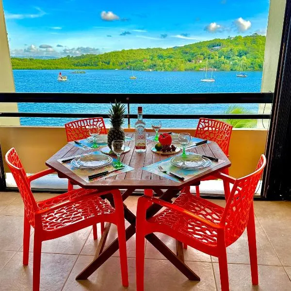 T2 lumineux avec vue sur mer et piscine, hotel in Les Trois-Îlets