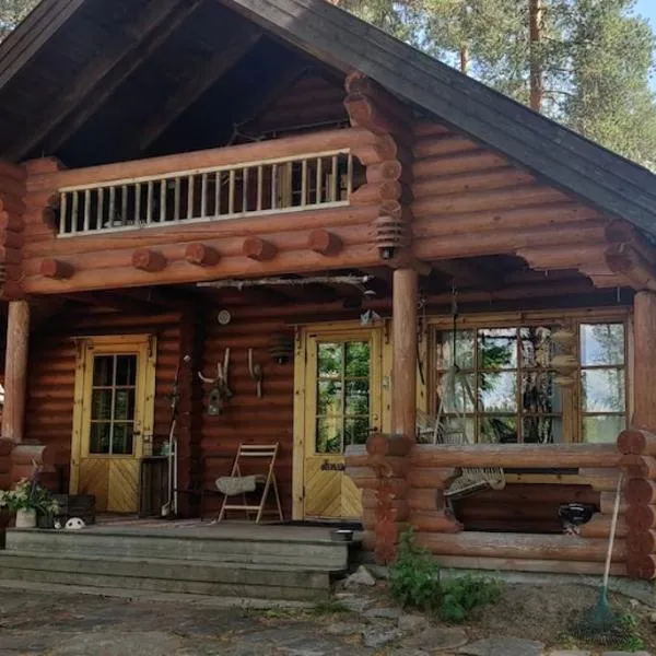 Rauhallinen mökki lammen rannalla, hotel en Raitamäki