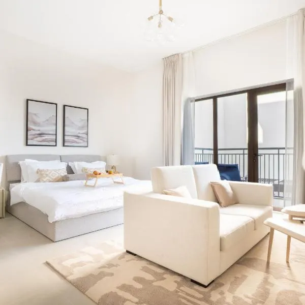 Elegant Studio apartment in Yas Golf collection with Balcony and Free parking l Near Yas water world & Ferrari World & Warner brothers, hotel sa Abu Dhabi