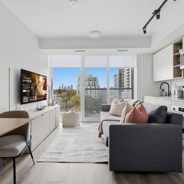 Cozy 2BR Condo with Free Parking & City Views, хотел в Торонто