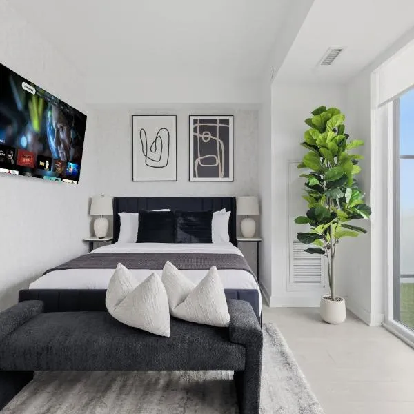 Skyline Studio with Stunning City Views & Parking, hôtel à Toronto