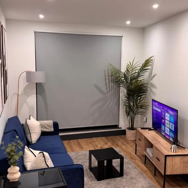 Luxury Apartment Close to Elstree & Borehamwood Station, hotel in Borehamwood