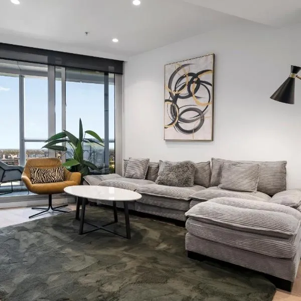 West Side Explore Downtown Melb in Chic Condo، فندق في ملبورن