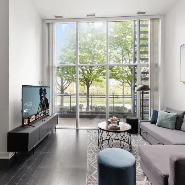 Modern 4BR Home Sleeps 12 Steps to CN Tower, Hotel in Toronto