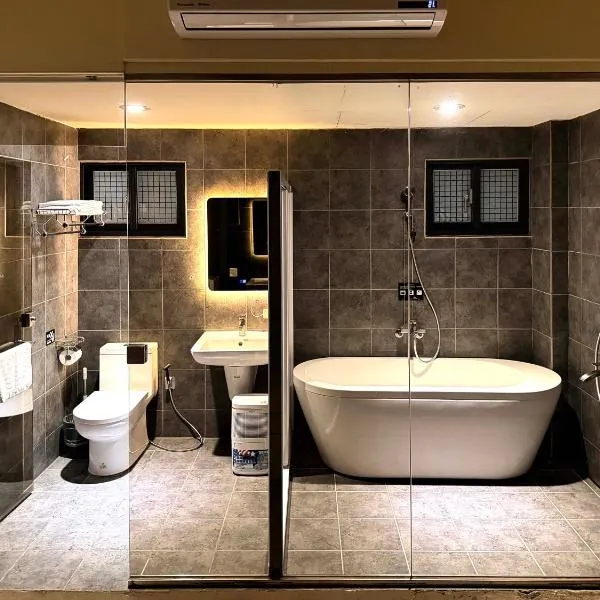 Zhen House 珍棧民宿 I 伊達邵 I 浴缸, hotel in Yuchi