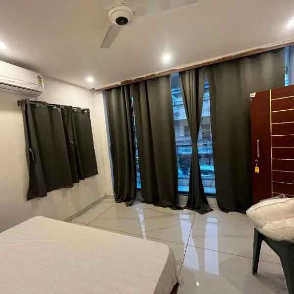 HOTEL SVR grand，位于普塔帕蒂的酒店