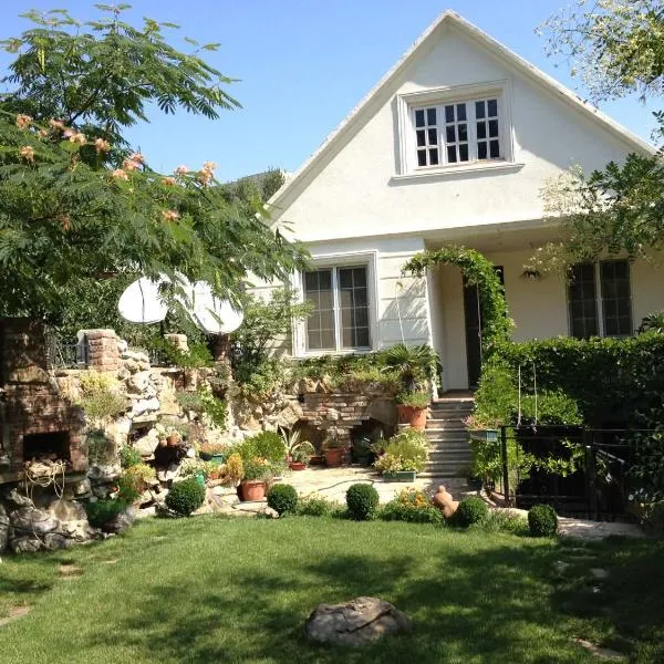 Cozy 5BD House With Frontyard, Hotel in Tiflis