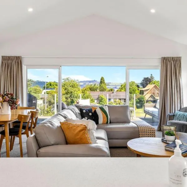 Relax at Rainbow Point - fabulous Taupo holiday home, hotell sihtkohas Taupo