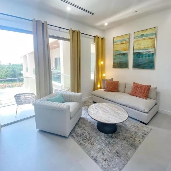 Grand Harbour Hot Spot - Convenient Cayman Stay, khách sạn ở Red Bay Estate