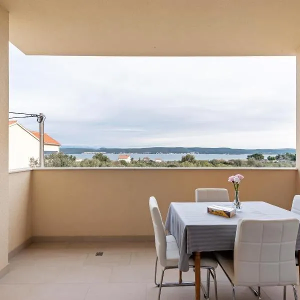 Apartment in Nevidane near the Beach، فندق في Neviđane