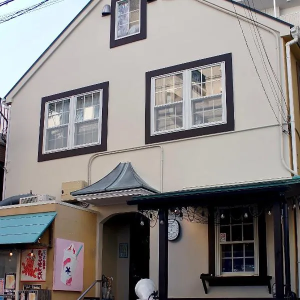 IZA Enoshima Guest House and Bar, hotel em Fujisawa