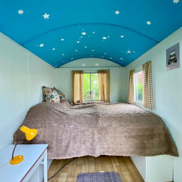 Kleine Pipowagen op camping、Weddeのホテル