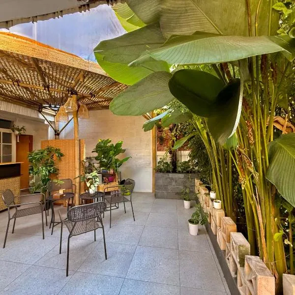 Buton Backpacker Lodge, hotel in Bandung