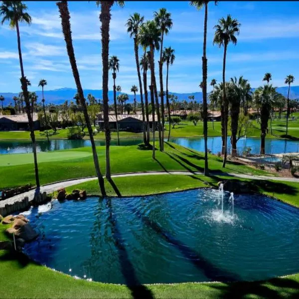 Stunning 2BR Golf Condo, Mountain & Lake VIEWS!, khách sạn ở Palm Desert