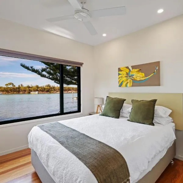 Anglesea Waterfront Bungalow with Spa Bath by Book Jervis Bay, ξενοδοχείο σε Huskisson