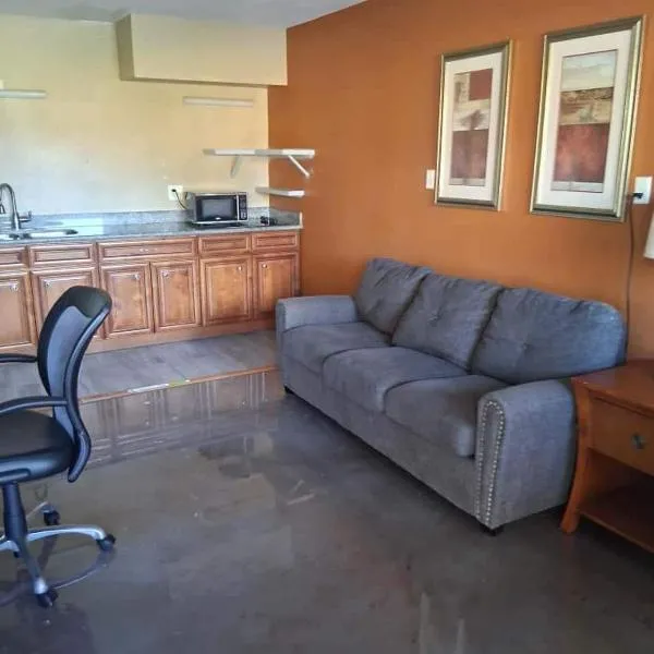Gated - 1 King Bed 1 Bath Apt with Full Kitchen 107، فندق في باتون روج