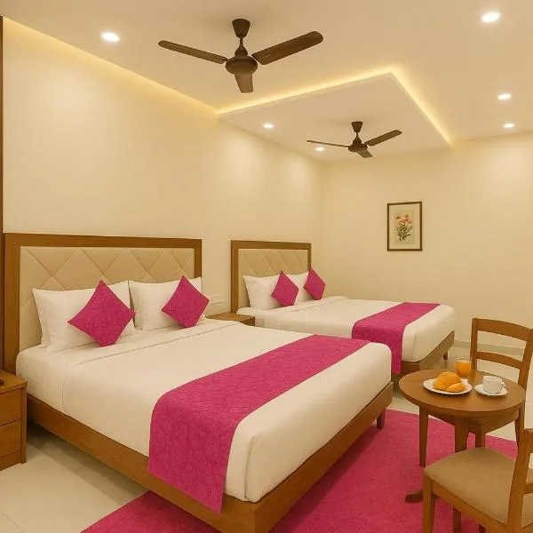 HOTEL BNK GRAND Near Goḏawalia Chauraha - 100 Meter From Baba Vishwanath Temple & Ganga Arti Ghat ! Wi-Fi #Lift #Hygiene & Spacious Room - BEST HOTEL IN VARANASI, hotel in Varanasi