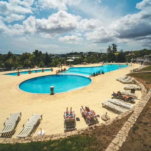 HolaCamp Albufeira, hotel v destinaci Albufeira