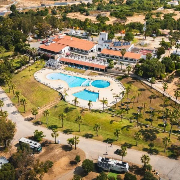 HolaCamp Albufeira, hotel v destinaci Albufeira