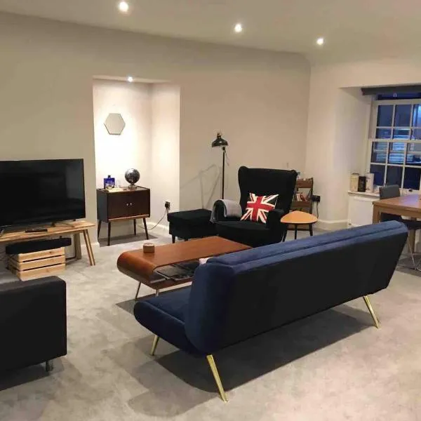 Modern loft style apartment in converted church, hotel v destinaci Edinburgh