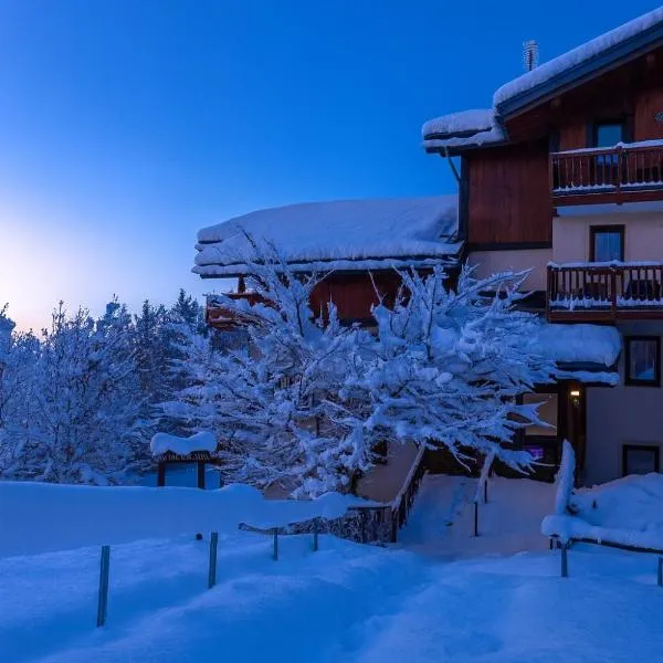 Appartement rénové au pied des pistes avec piscine, sauna, linge inclus et animaux acceptés, Hotel in Flumet