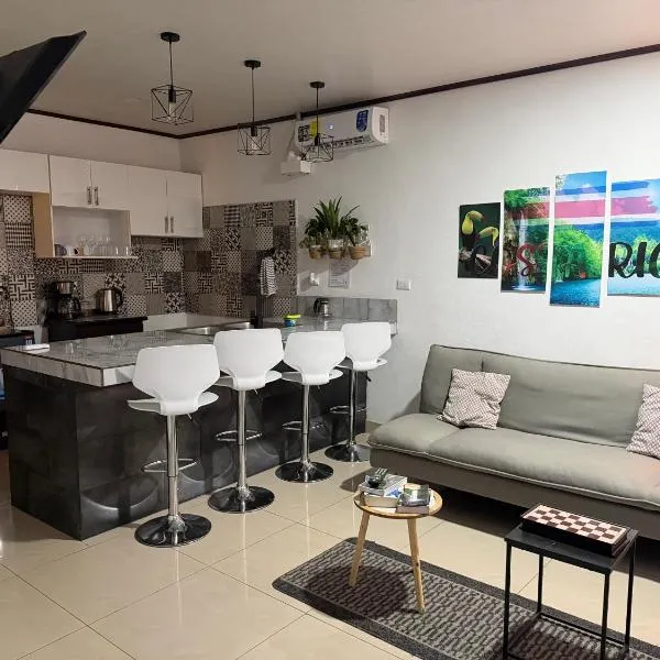 Casa Bosque GuestHouse & Car Rental - Free SJO Airport Shuttle, hotel a Desamparados