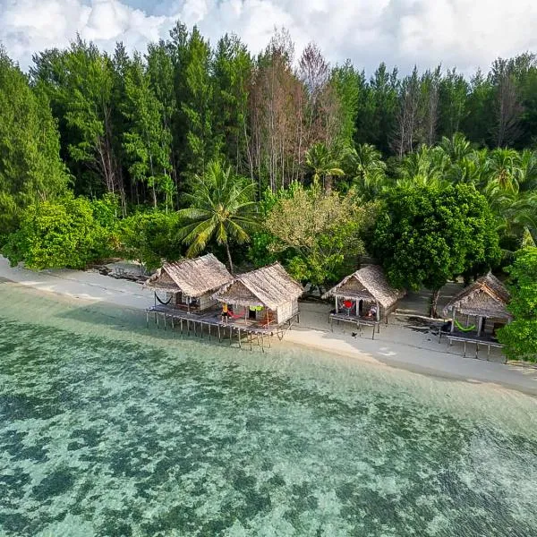 Coco Huts Guest House, hotel em Waisai