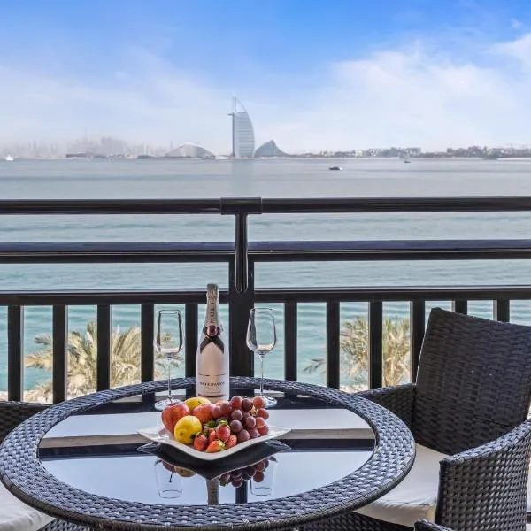 Burj View Luxury 1BR - Full Sea View Private Beach - Anantara Palm, hotel em Dubai