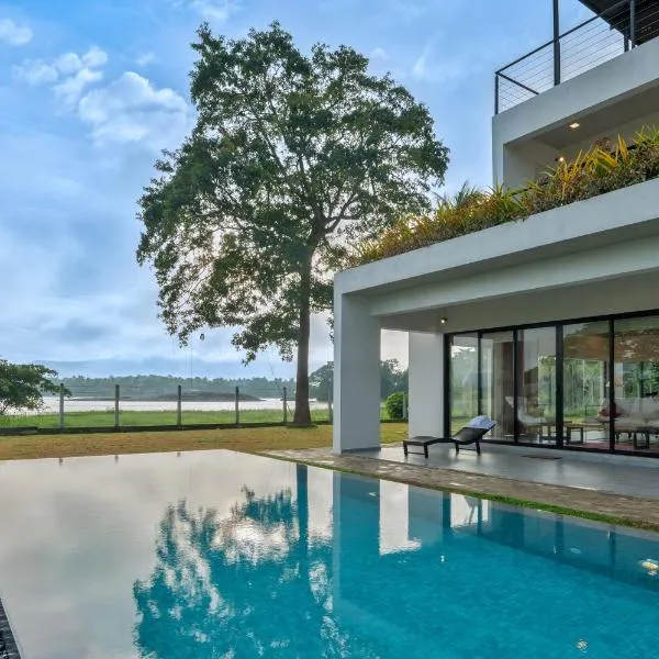 Lakefront Private Pool Villa Full Privacy Nature Escape, hotelli kohteessa Melsiripura