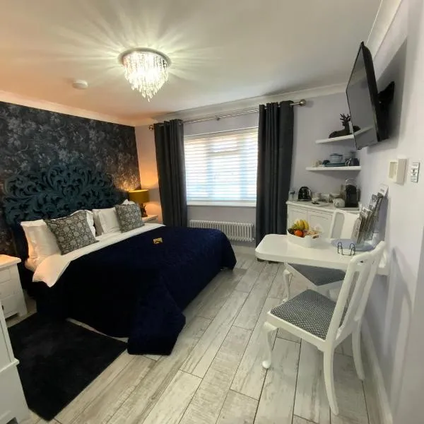THE KNIGHTWOOD OAK a Luxury King Size Bed - En-Suite Space - LYMINGTON NEW FOREST with Totally Private Entrance - Key Box entry - Free Parking & Private Outdoor Seating Area - Town ,Shops , Pubs & Solent Way Walking Distance & Complimentary Breakfast, Hotel in Lymington