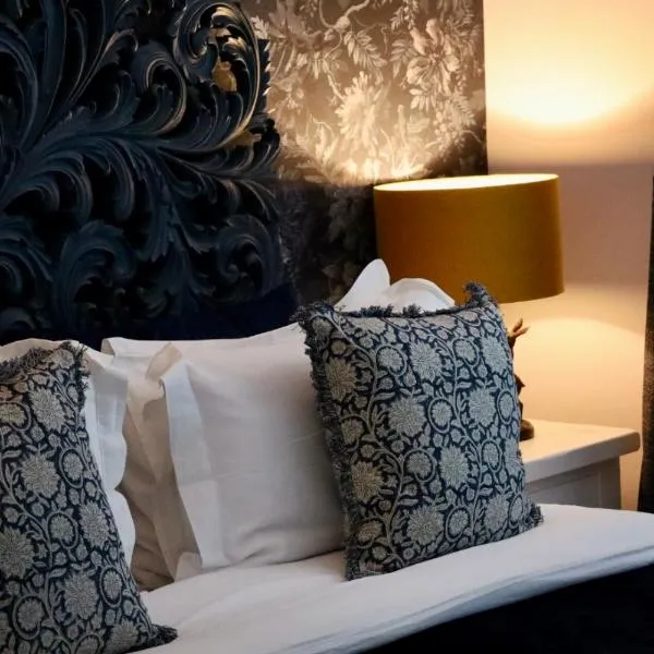 THE KNIGHTWOOD OAK a Luxury King Size Bed - En-Suite Space - LYMINGTON NEW FOREST with Totally Private Entrance - Key Box entry - Free Parking & Private Outdoor Seating Area - Town ,Shops , Pubs & Solent Way Walking Distance & Complimentary Breakfast, hotel in Lymington