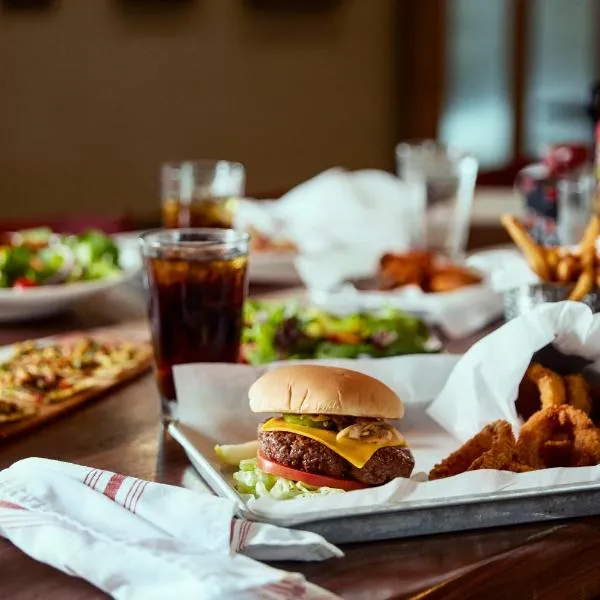 Holiday Inn & Suites Commerce City - Denver Airport by IHG，位于商贸城的酒店