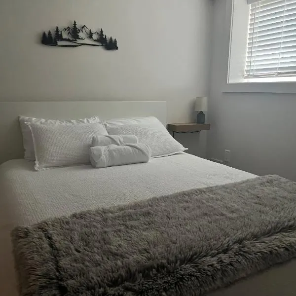 Cedar & Sage Luxury Modern Suite with Full Kitchen, hotel di Victoria