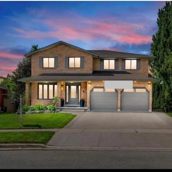 Luxurious Pvt room & Pvt heated floor bathroom near Airport, hotel en Kitchener