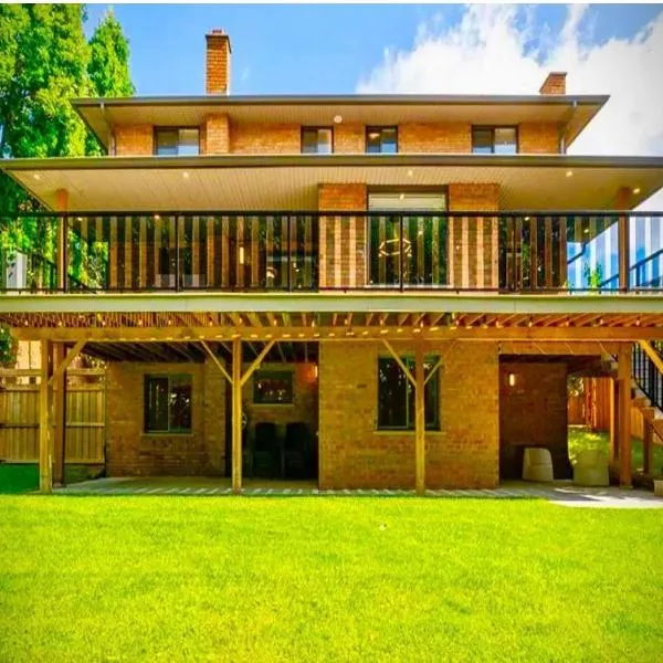 Luxurious Pvt room & Pvt heated floor bathroom near Airport, hotel i Kitchener